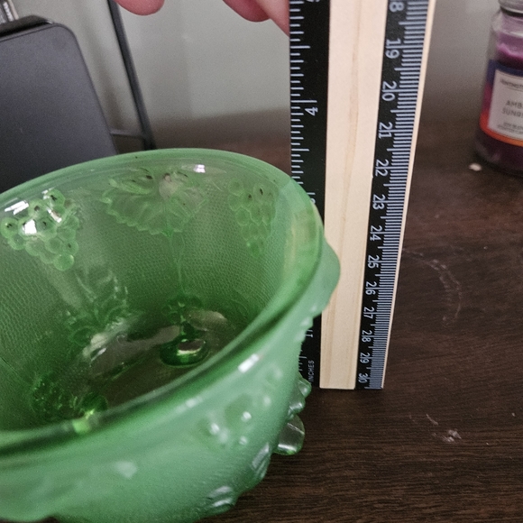 Vintage and Rare 1950's Footed Emerald Candy Dish with Grape and Leaf Pattern - Picture 8 of 9